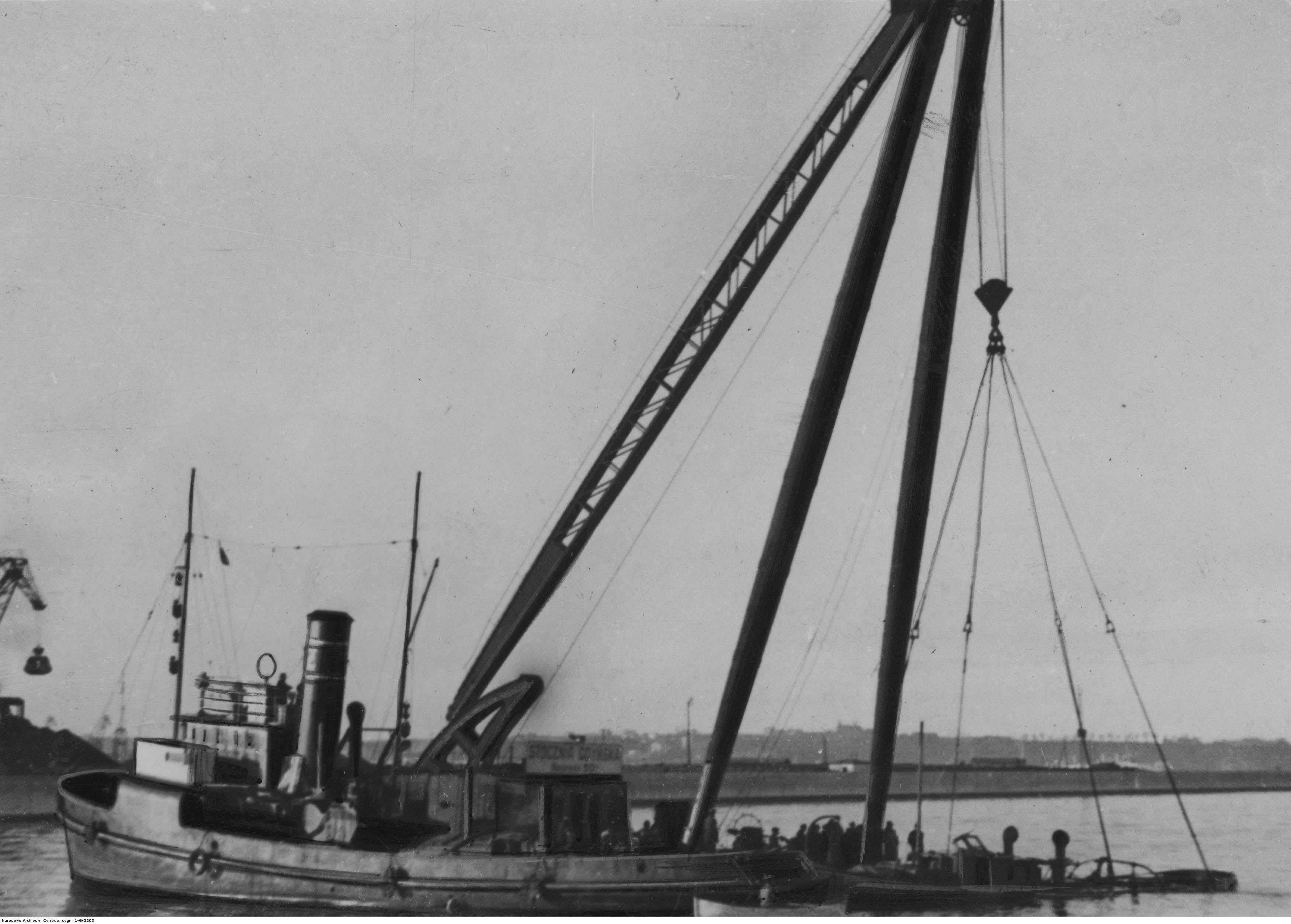 Akcja wydobywania wraku holownika "Żubr" przez holownik "Ursus" oraz kran stoczni gdyńskiej.
