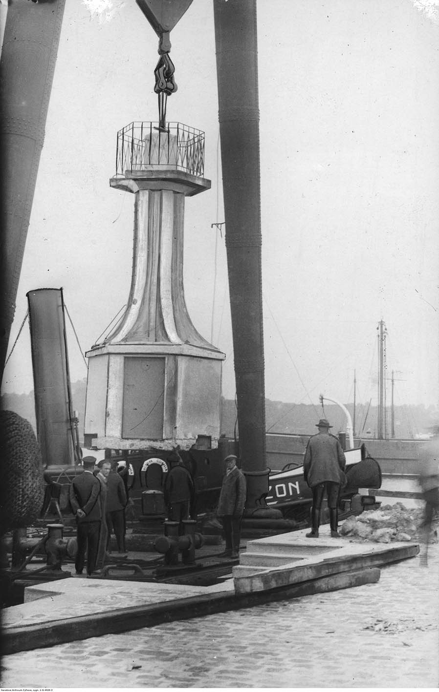 Demontaż latarni morskiej przy pomocy pływającego dźwigu w celu przewiezienia jej do portu helskiego.
