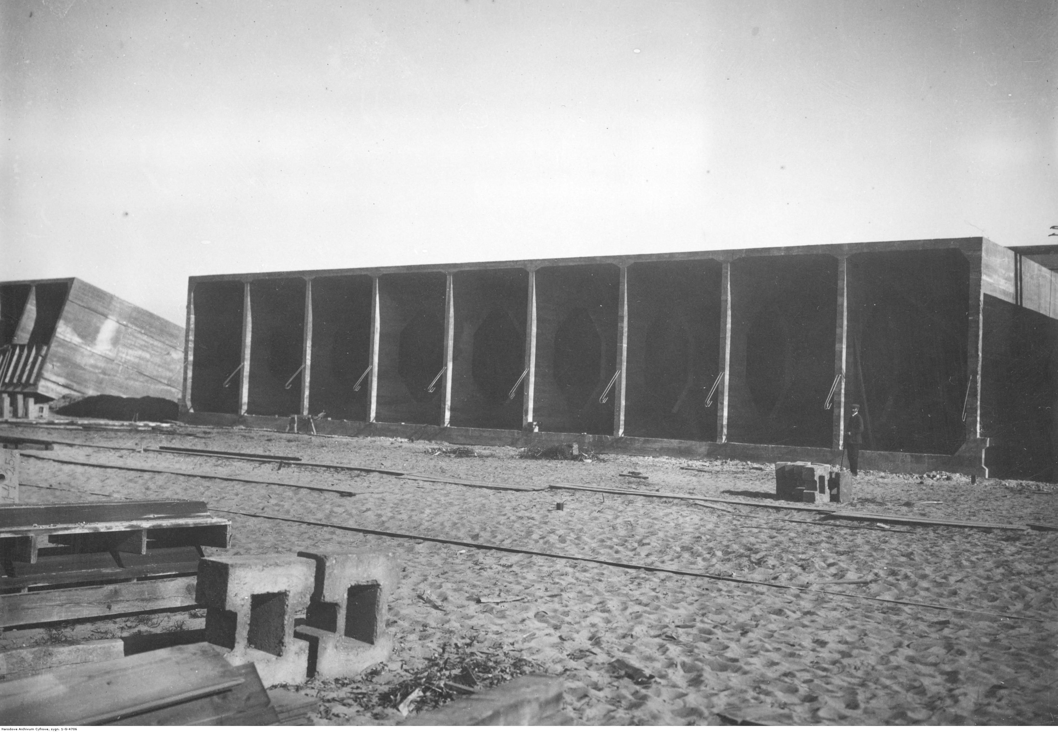Ustawianie kesonów podczas budowy portu