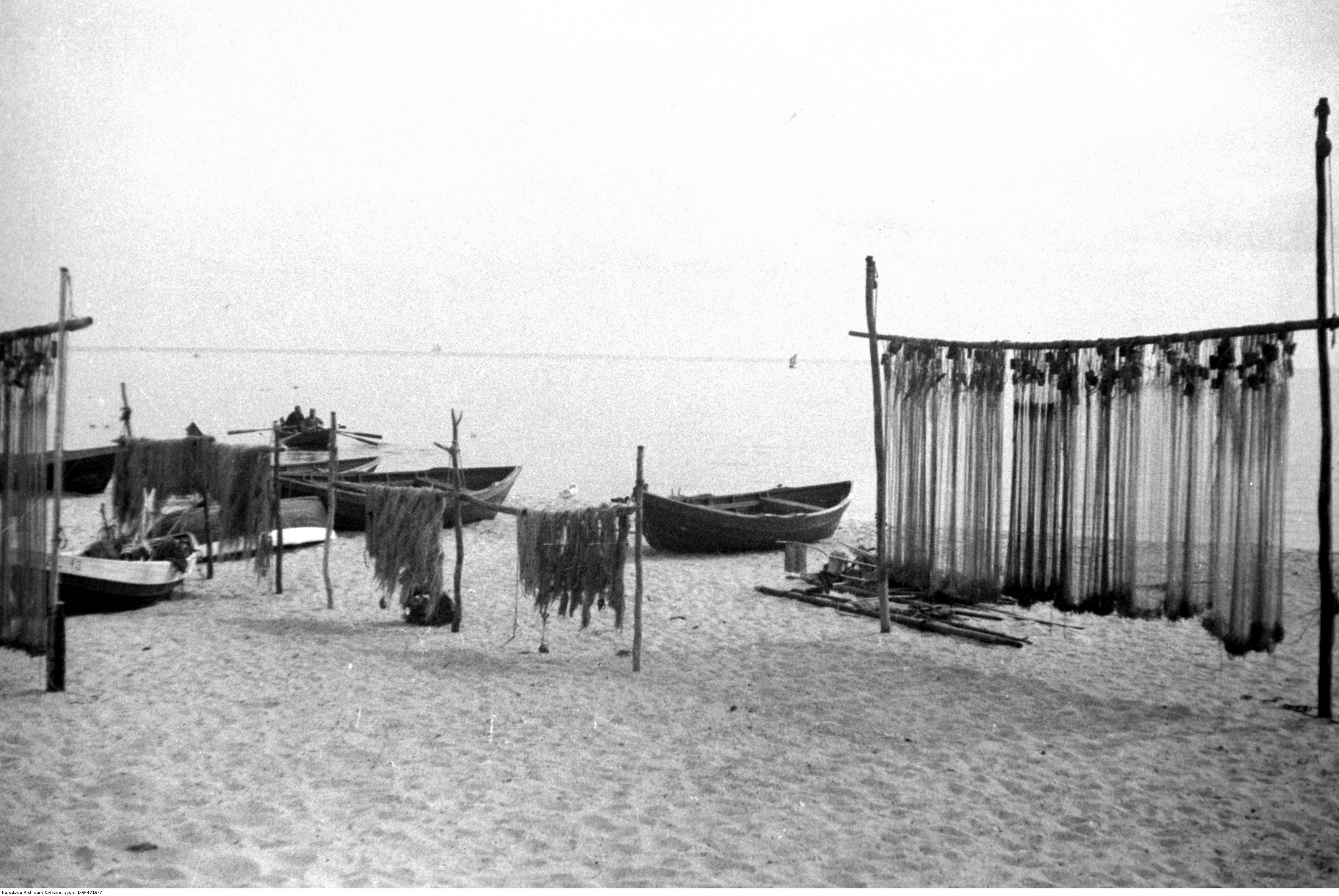 Sieci rybackie rozwieszone na brzegu Zatoki Gdańskiej na plaży