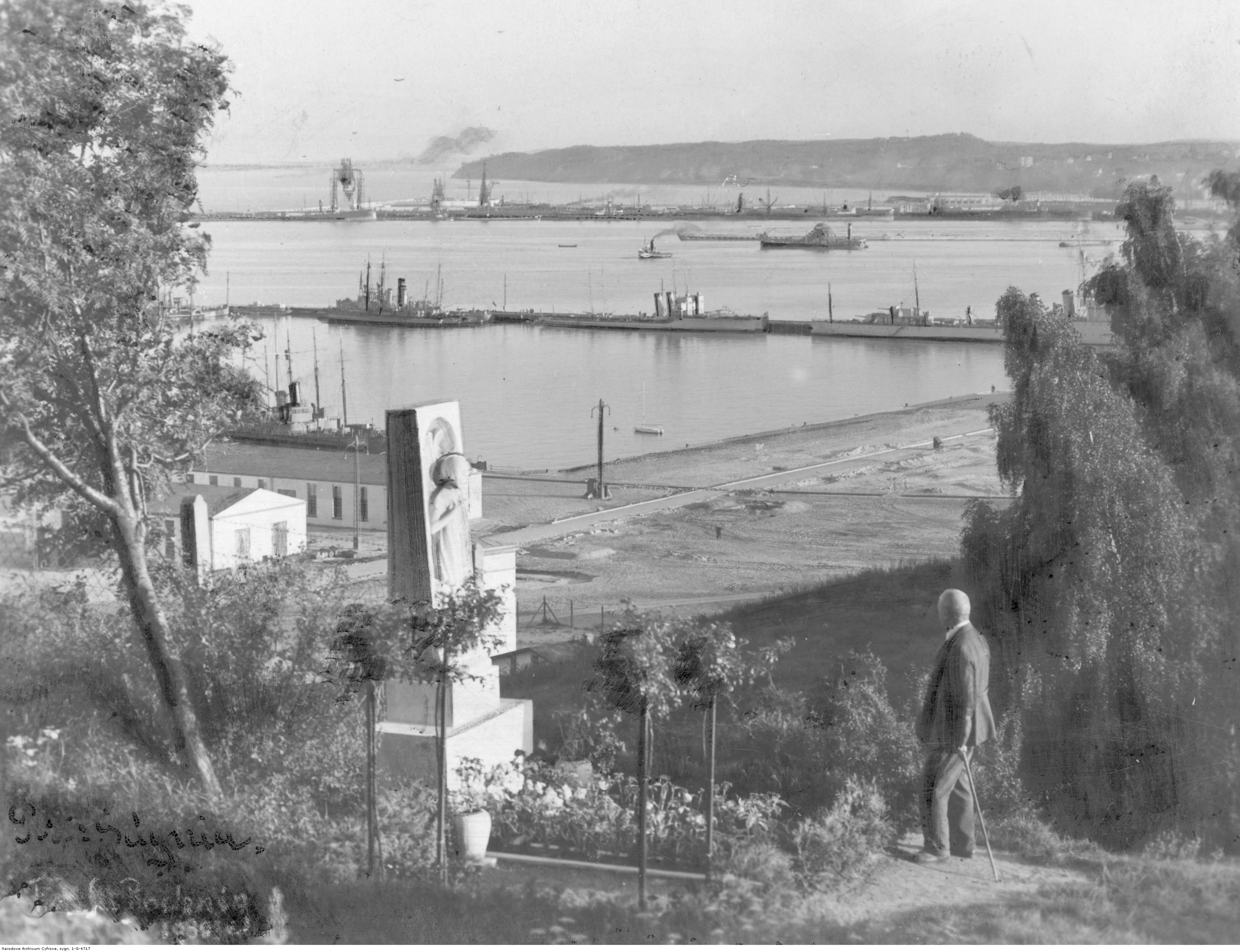 Port wojenny - widok z cmentarza parafialnego na Oksywiu na port wojenny w Gdyni i cumujące w nim okręty.