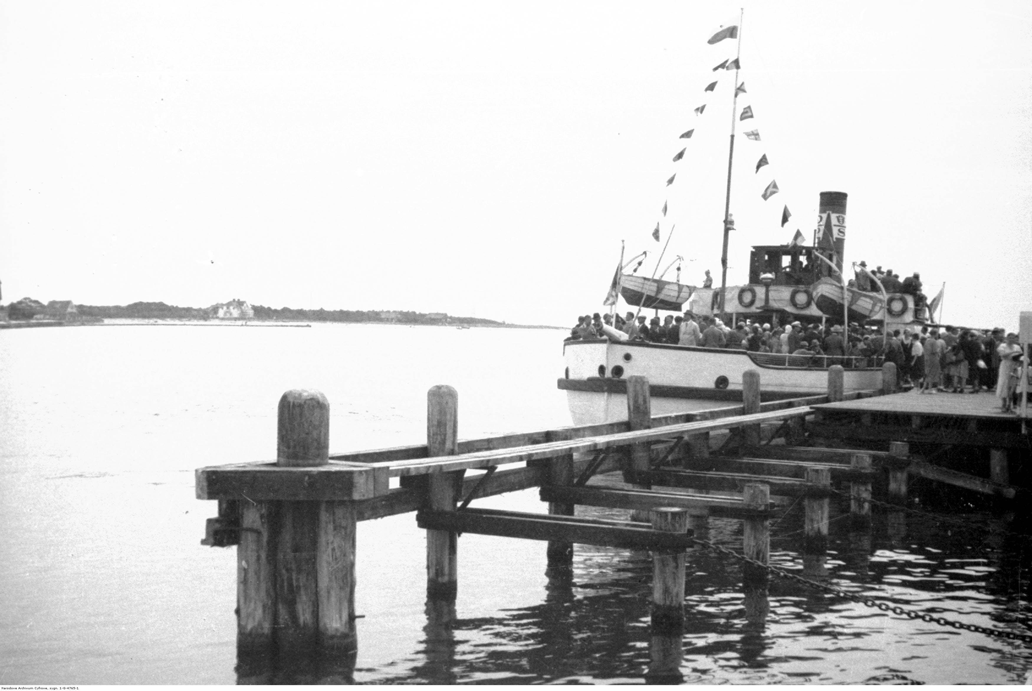 Statek pasażerski żeglugi przybrzeżnej stojący przy molo