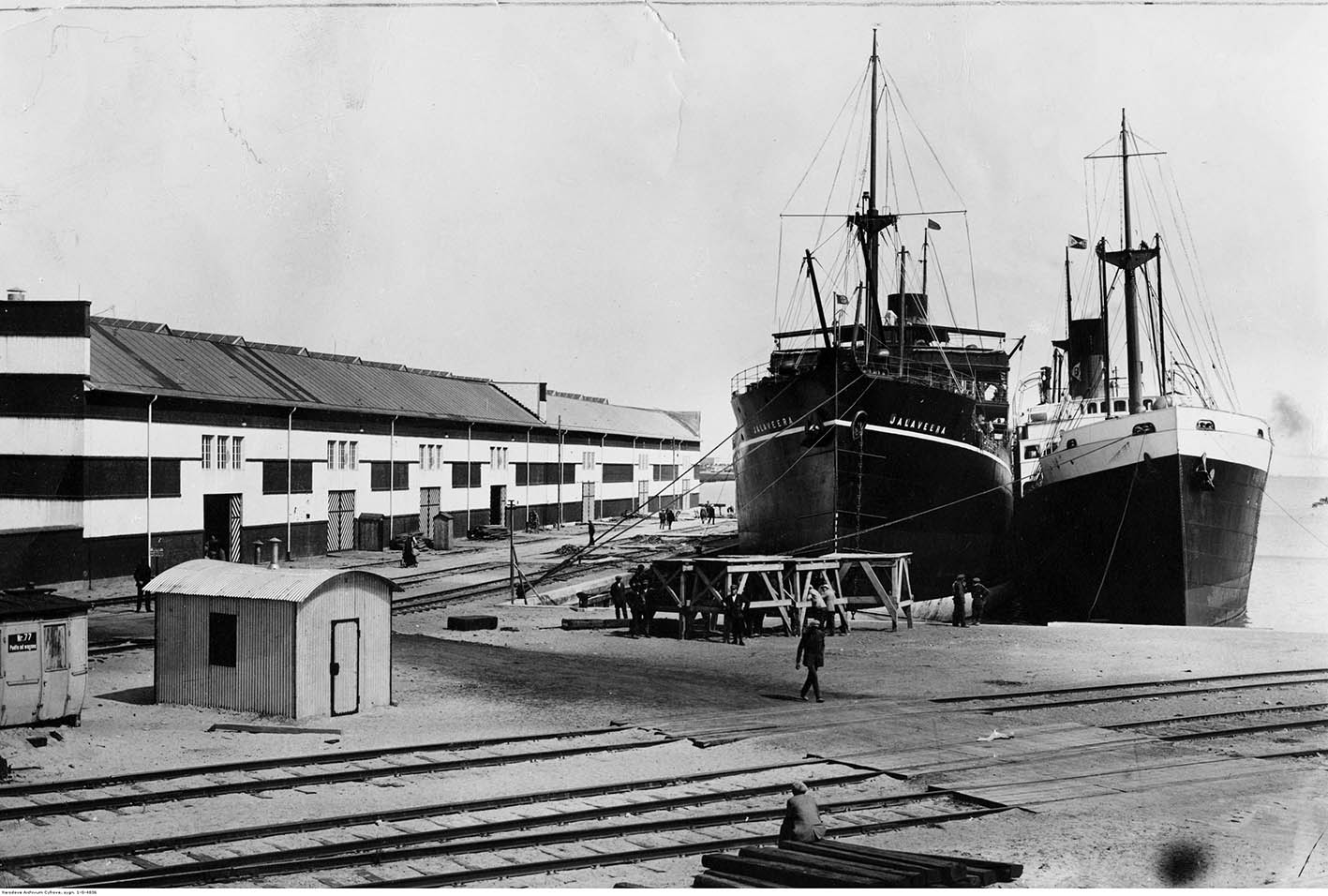 Statki - statki "Jalaveera" oraz "Premier" (własność Polsko-Brytyjskiego Towarzystwa w Gdyni) stojące przy nabrzeżu w basenie marszałka Piłsudskiego.