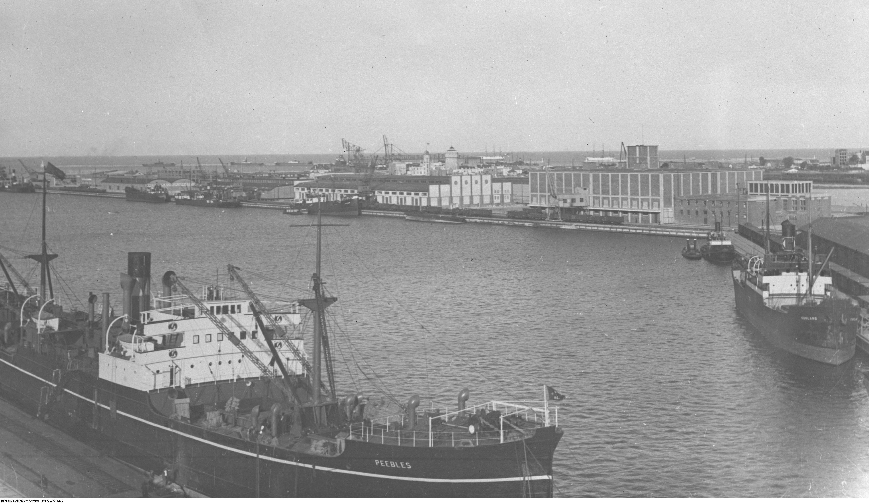 Statki stojące w basenie Marszałka Piłsudskiego.
