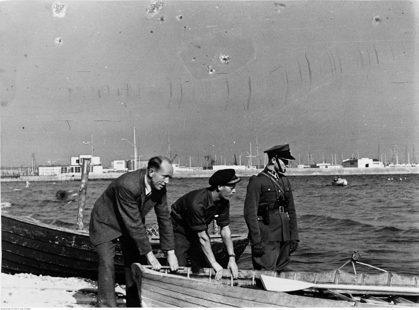 Straż Graniczna podczas rewizji łodzi w porcie w Gdyni.