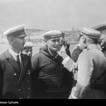 Marszałek Józef Piłsudski wita się z marynarzami Marynarki Wojennej RP