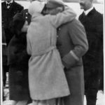 Marszałek Polski Józef Piłsudski wita się z córkami Wandą i Jadwigą. Obok stoi poseł Walery Sławek. Widoczny także m.in. komandor Józef Unrug (w głębi z lewej)