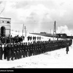 Marynarze prezentują broń w chwili przyjazdu Józefa Piłsudskiego