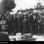 Najbliższa rodzina nad grobem m.in. żona Elwina, matka Emilia. Widoczny także gen. Janusz Głuchowski (1)