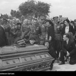 Najbliższa rodzina przy trumnie, m.in. żona Elwina, matka Emilia (3)