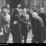 Rodzina przed kościołem