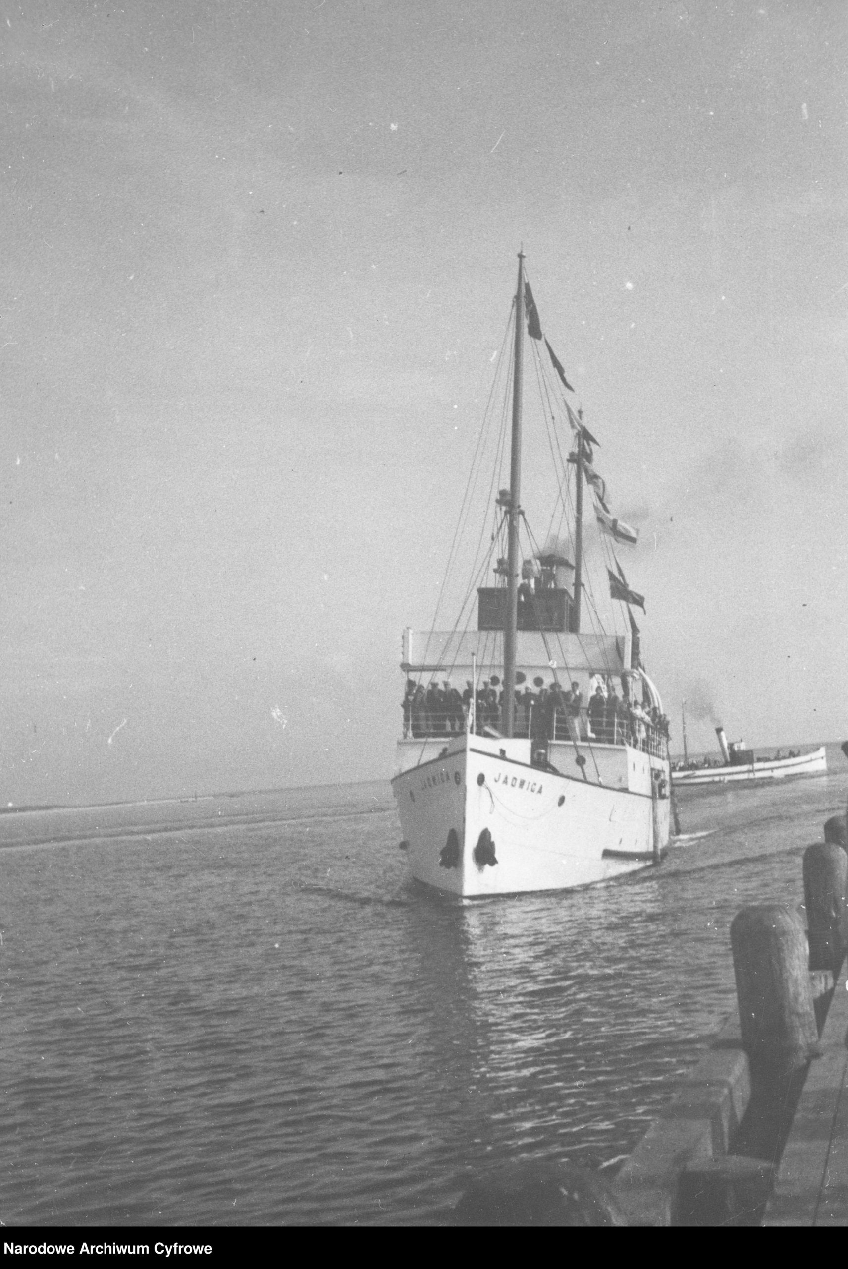 Statek JADWIGA dobijający do molo pasażerskiego