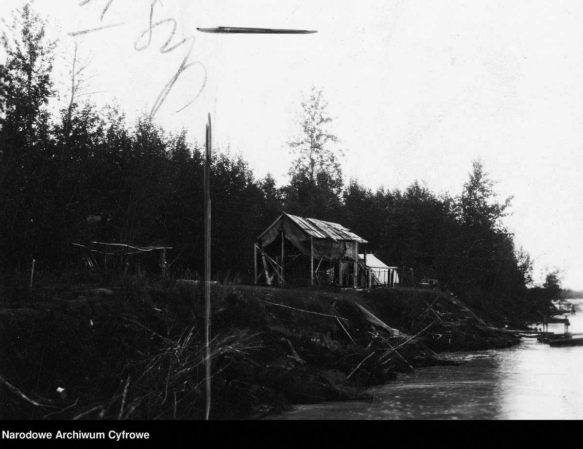 Dom osadnika Jana Kowalskiego samotnie mieszkającego ponad 30 lat na wysepce na rzece Jukon [1929]