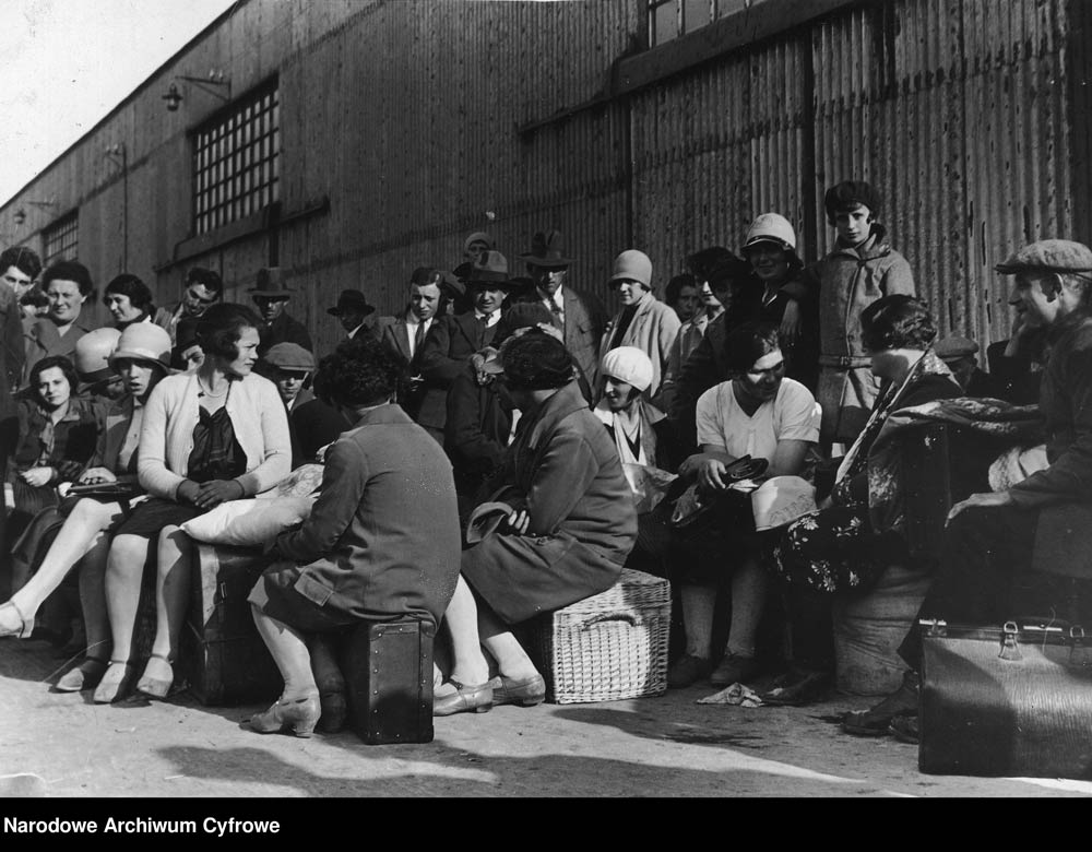 Emigranci podczas oczekiwania na statek w porcie gdyńskim