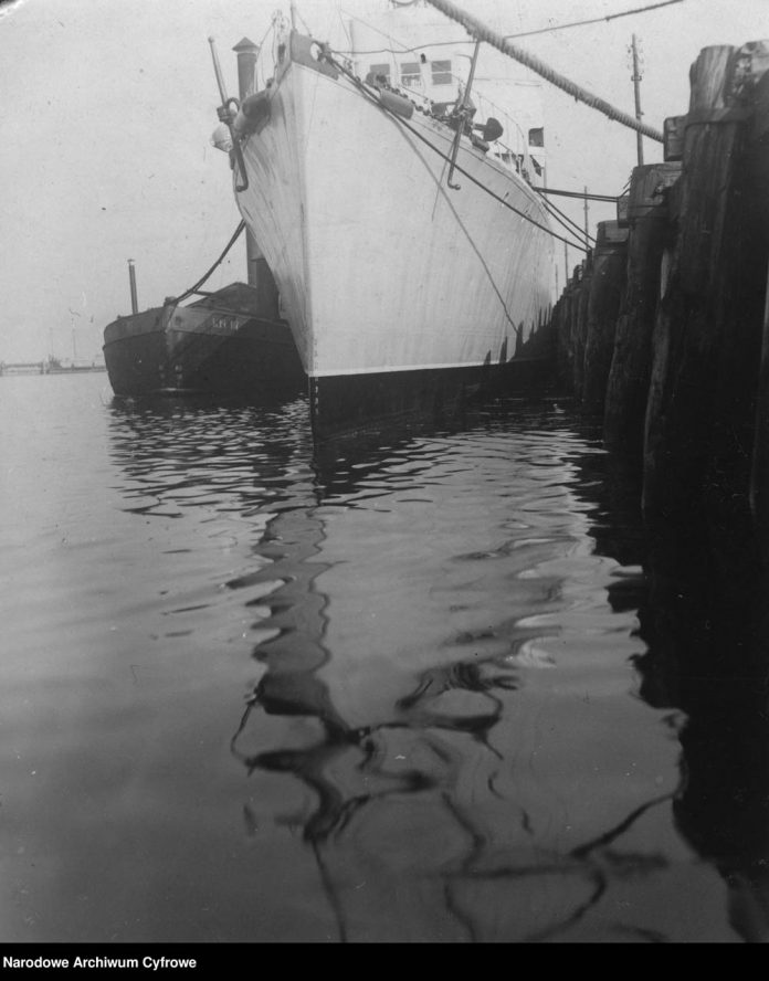 Torpedowiec ORP PODHALANIN zacumowany przy nadbrzeżu