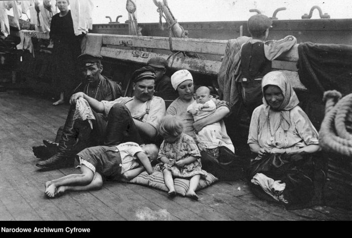 Emigranci na pokładzie statku podczas podróży