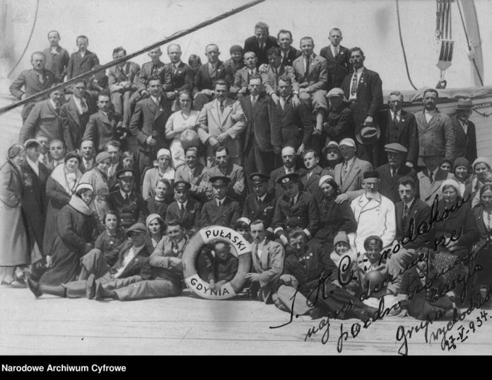 Emigranci polscy na statku SS PUŁASKI w drodze do Stanów Zjednoczonych
