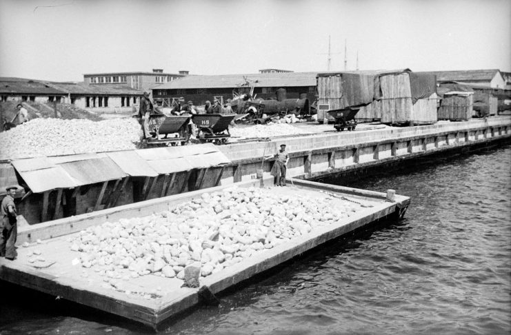 Port 1945 - 1950.  Robotnicy przy odbudowie nabrzeża