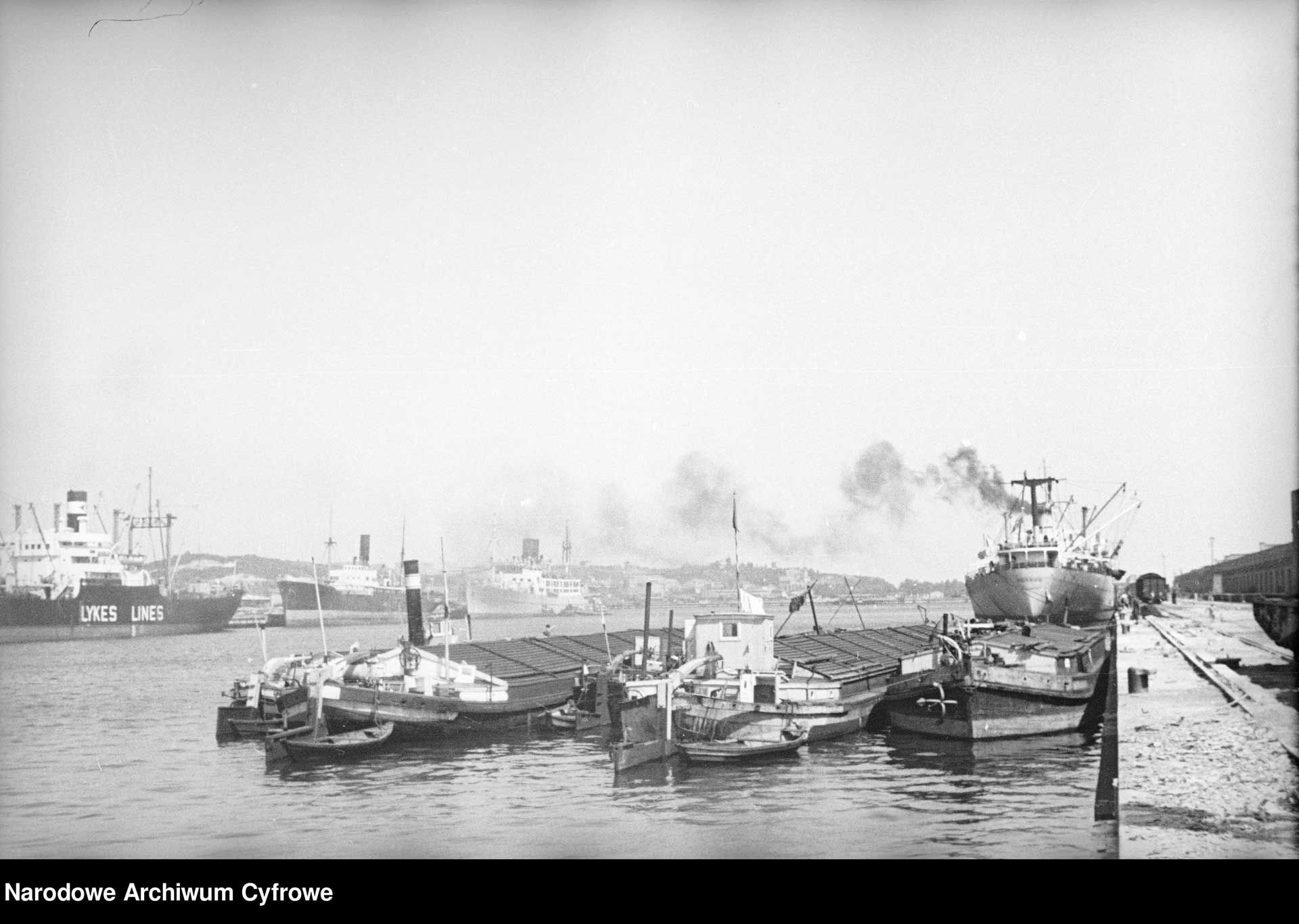 Port Gdyński 194 - 1950. Barki w basenie portowym