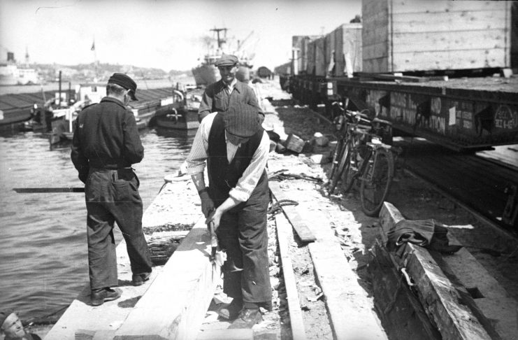 Port Gdynia 1945 - 1950. Prace ciesielskie przy odbudowie nabrzeża portowego