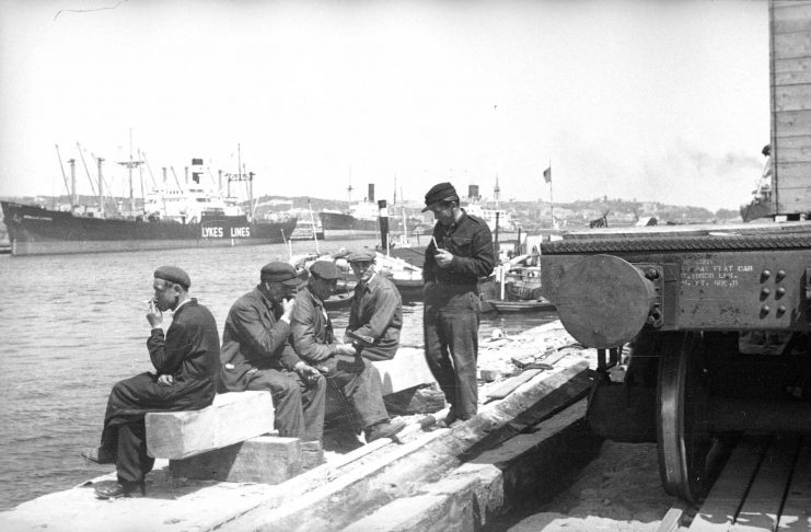 Port Gdynia 1945 - 1950. Prace ciesielskie przy odbudowie nabrzeża portowego