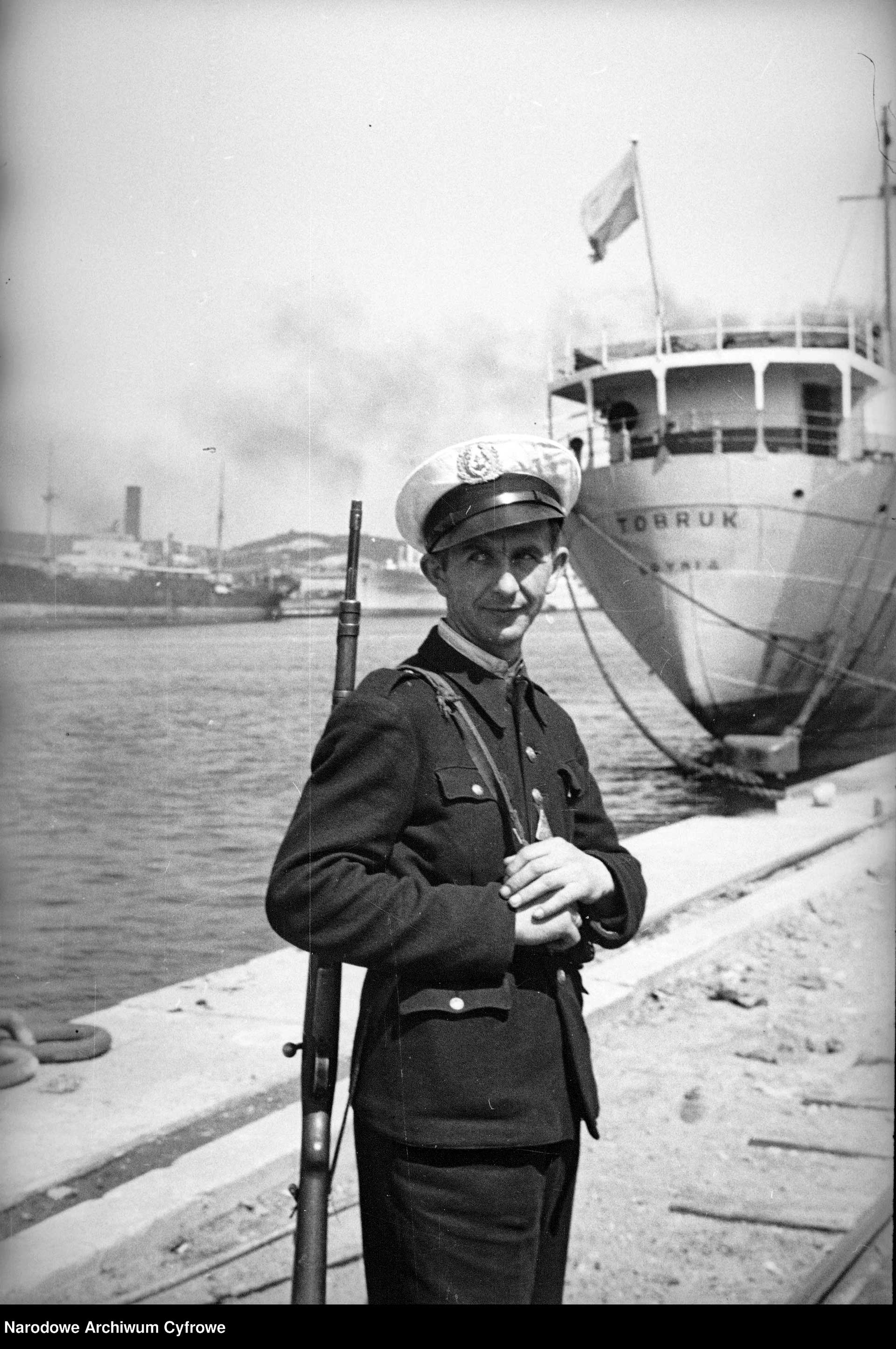 Port Gdynia 1945 - 1950. Strażnik portowy na nabrzeżu