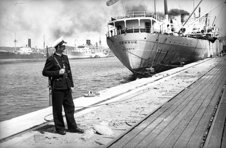 Port Gdynia 1945 - 1950. Strażnik portowy na nabrzeżu (2)
