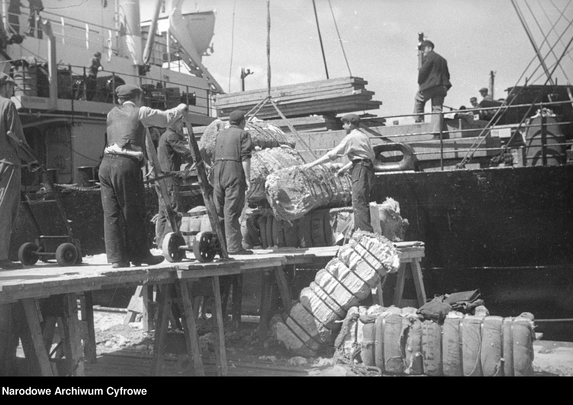 Port Gdynia 1945 - 1950. Wyładunek bawełny