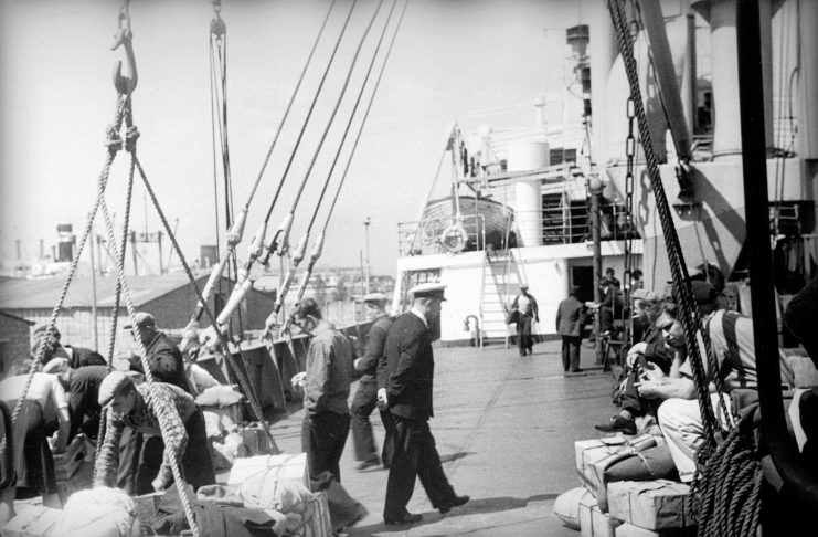 Port Gdynia 1945 - 1950. Statek zacumowany przy nabrzeżu (2)