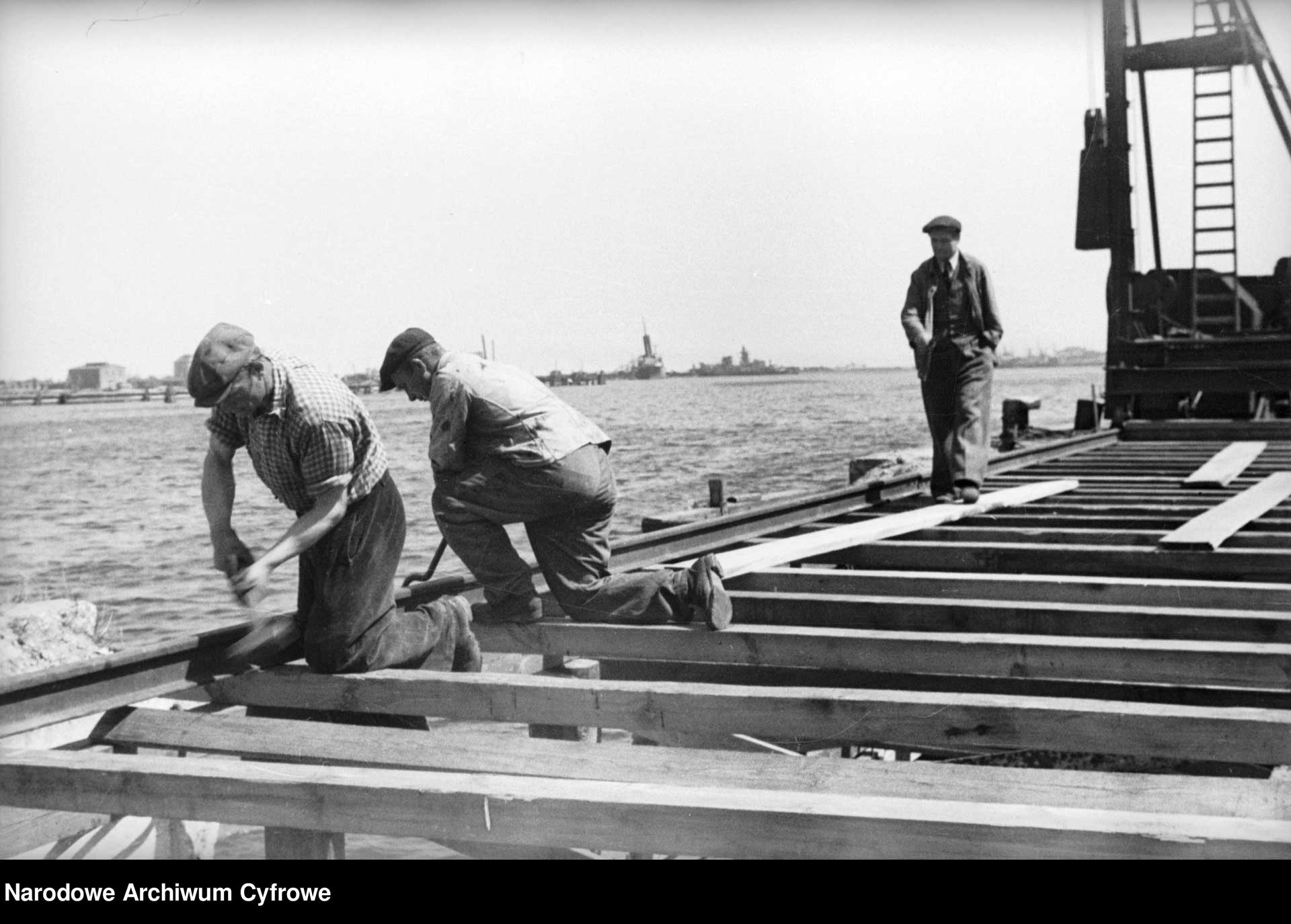 Port 1945 - 1950. Robotnicy przy odbudowie nabrzeża