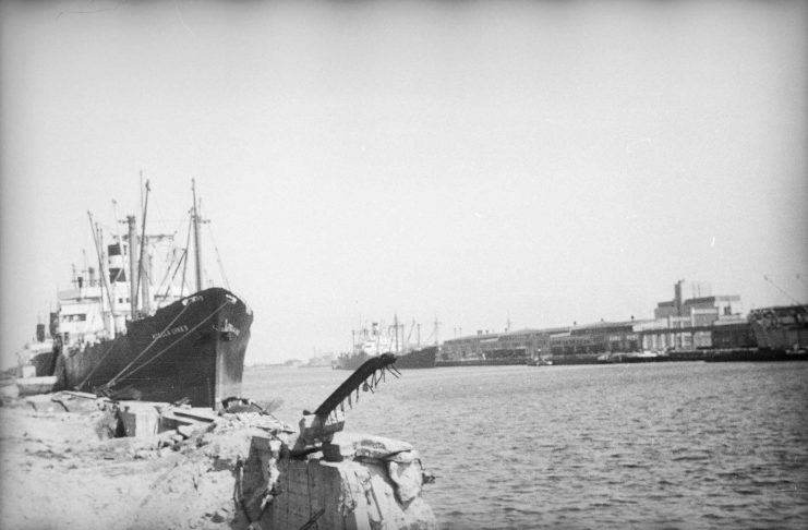 Port Gdynia 1945 - 1950.  Zniszczone nabrzeże w gdyńskim porcie